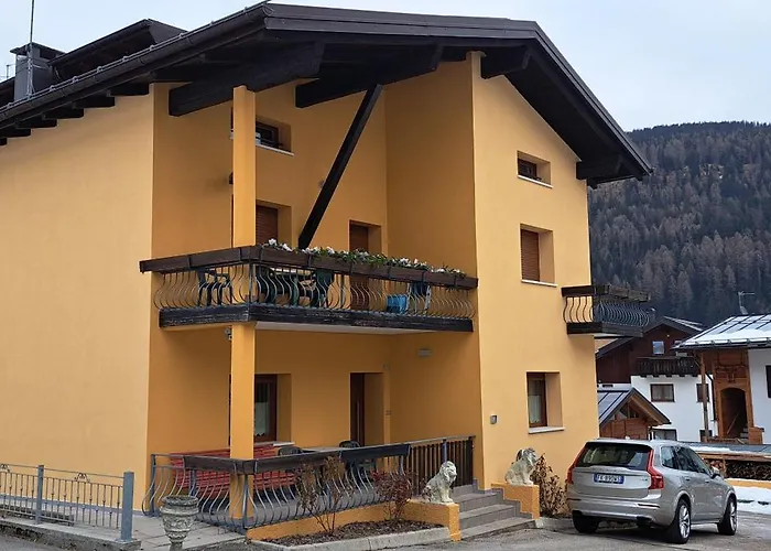 Casa gialla sulle Dolomiti a Padola